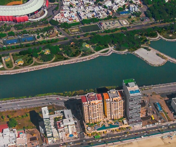 Parque central recibe tratamiento de limpieza