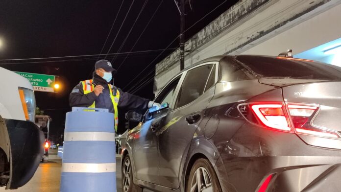 Detienen a conductores por estado de ebriedad.