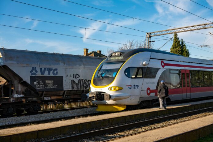 El Tren Maya con destino a Cancún se descarrillo.