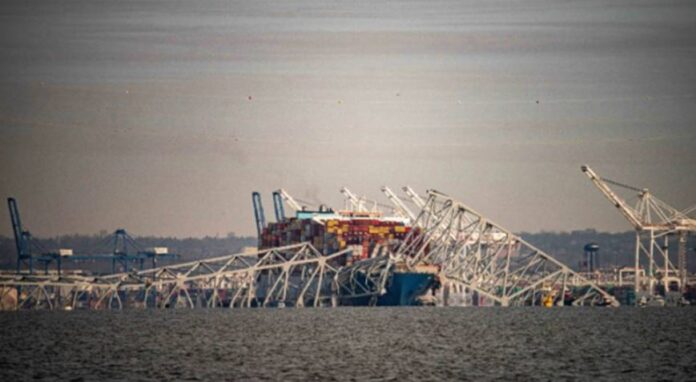 Puente colapsa al impactarse barco portacontenedores.