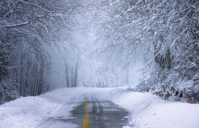 El temporal de nieve que azota varias zonas del país está complicando la circulación en una treintena de carreteras, especialmente en zonas montañosas